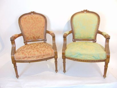 null Paire de fauteuils en cabriolet de style Louis XVI, début XXe, bois mouluré...