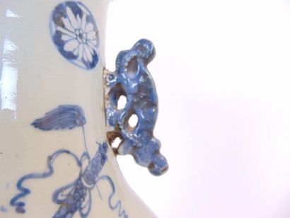CHINE Grand vase à décor d'objets précieux en bleu et blanc, petites anses en chilong,...