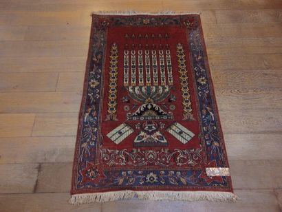 null Petit tapis pakistanais à motif de candélabre sur champ brun-rouge, 155x95 cm...