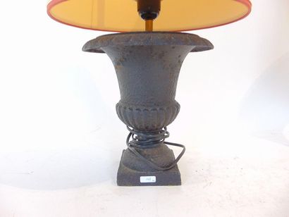 null Paire de vases en cratère montés en lampe, XIX-XXe, fonte de fer, h. 24,5 cm...