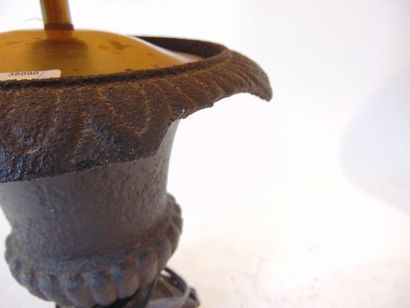 null Paire de vases en cratère montés en lampe, XIX-XXe, fonte de fer, h. 24,5 cm...