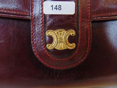 CELINE - PARIS Burgundy leather handbag, with cover, l. 28 cm [wear and tear].