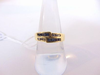 null Bague en or jaune 18 carats sertie de deux lignes alternées de saphirs et de...