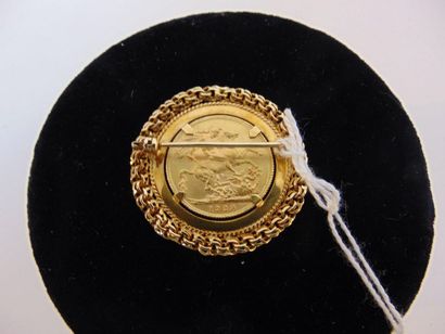 null Monnaie en or (souverain à l’effigie du roi Georges V - 1928) montée en broche,...