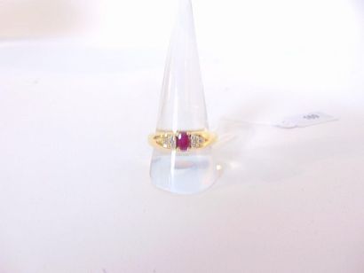 null 18 karat yellow gold ring set with an oval ruby with six diamonds, t. 63, approx....