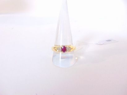 null Bague-jonc en or jaune 18 carats sertie d'un rubis ovale épaulé de six diamants,...