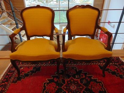 null Fausse paire de fauteuils en cabriolet de style Louis XV, XXe, bois verni mouluré...