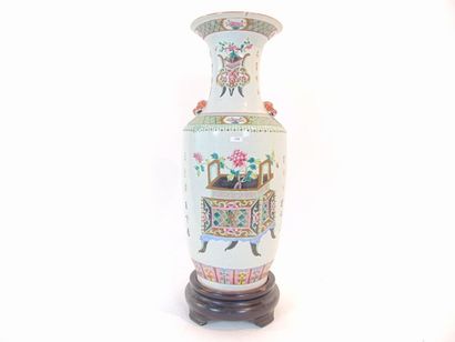 CHINE Grand vase à décor de vases archaïques fleuris en émaux polychromes dits de...
