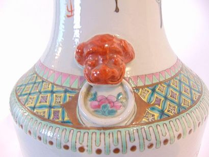 CHINE Grand vase à décor de vases archaïques fleuris en émaux polychromes dits de...