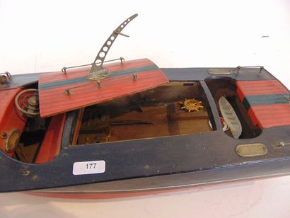 null Maquette de bateau runabout, l. 46 cm [altérations, accidents et manques].