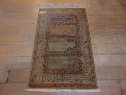 null Tapis persan de prière à quadruple mihrab, 87x148 cm env. [usures].