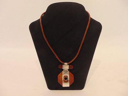 null Ethnic necklace with agate pendant mounted in silver, fawn leather, monogram...