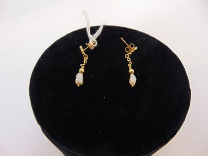 null Pair of 18 karat yellow gold earrings with a baroque pearl, h. 3 cm, approx....