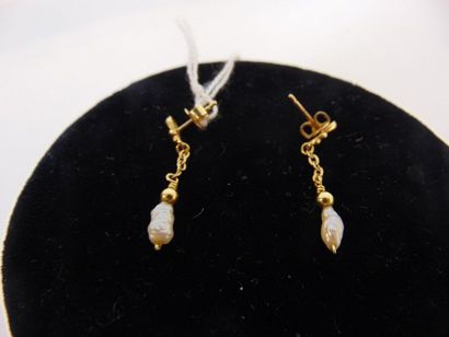 null Pair of 18 karat yellow gold earrings with a baroque pearl, h. 3 cm, approx....