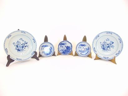 CHINE Paire d'assiettes à décor floral en bleu et blanc, compagnies des Indes, dynastie...