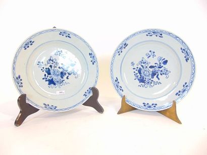 CHINE Paire d'assiettes à décor floral en bleu et blanc, compagnies des Indes, dynastie...