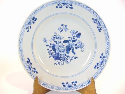 CHINE Paire d'assiettes à décor floral en bleu et blanc, compagnies des Indes, dynastie...