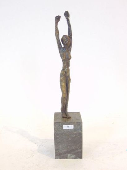 École contemporaine "Naked woman with arms raised", late 20th century, bronze patina...