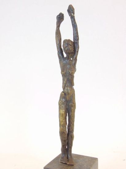 École contemporaine "Femme nue aux bras levés", fin XXe, épreuve en bronze patiné...