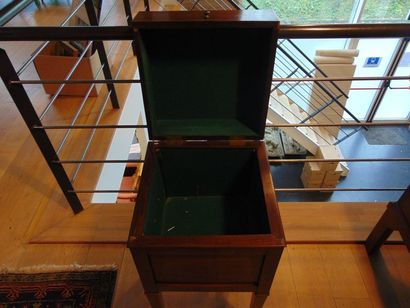 null Two quadripod boxes with lateral handles (including an old Louis XVI style planter),...