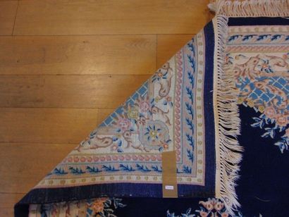 null Deux tapis népalais de style Kerman à médaillon central sur champ indigo, 196x123...