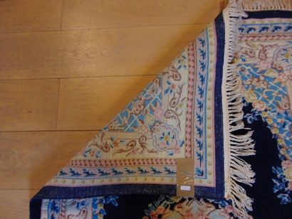 null Deux tapis népalais de style Kerman à médaillon central sur champ indigo, 196x123...