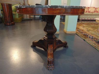 null Louis-Philippe period tripod pedestal table, baluster shaft with sides and claw...