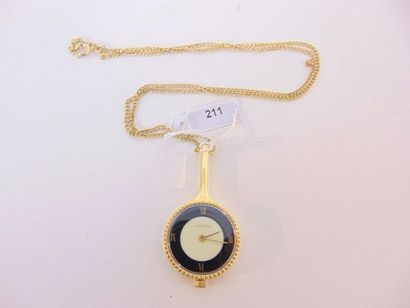 LUCERNE Montre-pendentif avec son coulant en métal doré, h. 6 cm (montre).