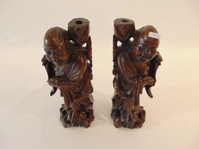 CHINE Paire de magots à monter en lampe, XXe, bois sculpté à légère patine, h. 37...
