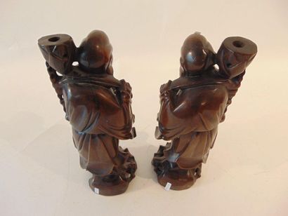 CHINE Paire de magots à monter en lampe, XXe, bois sculpté à légère patine, h. 37...