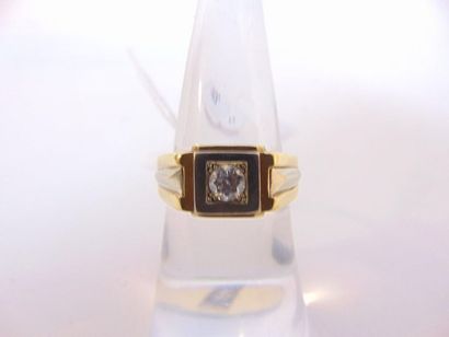 null Knight's signet ring in 18 karat yellow and white gold set with an antique cut...