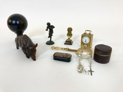 null Lot of curiosities, nine pieces (staircase knob, officer's clock, cast iron...