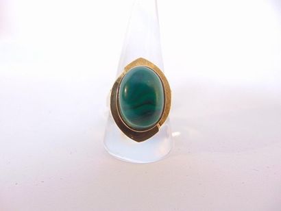 null Contemporary ring in 18 karat yellow gold set with a malachite cabochon, t....