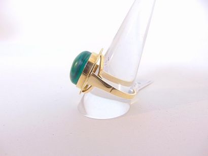 null Contemporary ring in 18 karat yellow gold set with a malachite cabochon, t....