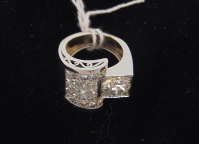 null Asymmetrical Art Deco platinum ring set with a large diamond (2.31 carats, SI1...