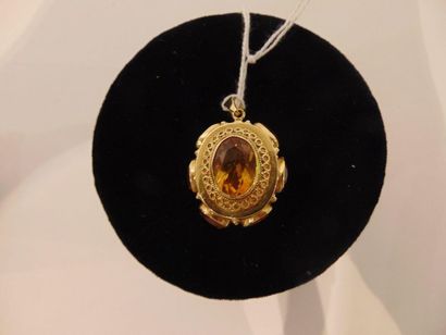 null Oval pendant in 18 karat yellow gold set with citrines, h. 3 cm, approx. 13...