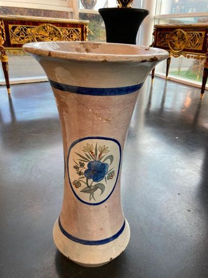 BRUXELLES Vase-cornet monumental à décor floral polychrome dans des médaillons ovales...