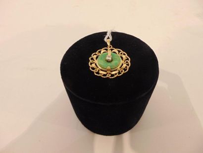 null Circular pendant in 18 karat yellow gold set with an emerald cut diamond on...