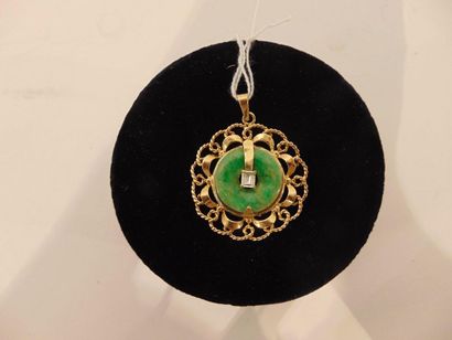 null Circular pendant in 18 karat yellow gold set with an emerald cut diamond on...