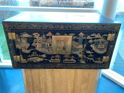 CHINE Double door chest, XXth century, lacquered wood with polychrome decoration,...