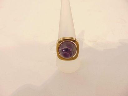 null Contemporary ring in 18 karat yellow gold set with a sugar loaf amethyst, punched,...