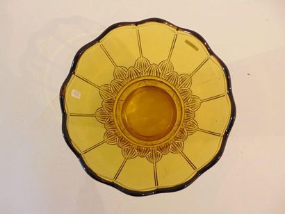 VAL-SAINT-LAMBERT Vase, XXe, cristal ambré pressé-moulé, marqué au revers, h. 27...