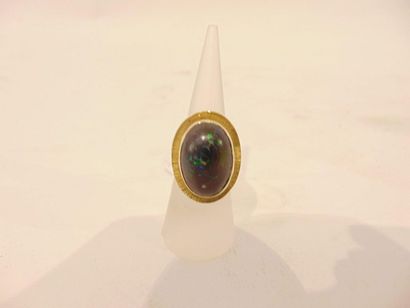 null Contemporary oval ring in 18 karat yellow gold set with a cabochon, t. 49, 17...