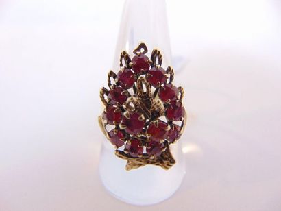 null Ring in 18 karat yellow gold set with rubies, punch, t. 58, 6 g approx.