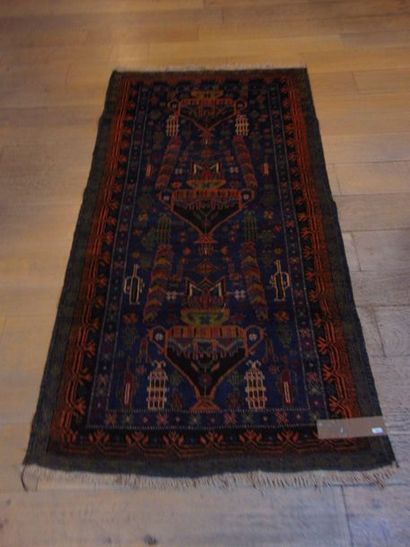 null Tapis baloutche orné de lampes de mosquée et de fusils d’assaut sur champ bleu...