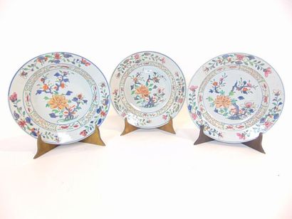 CHINE Suite de trois assiettes creuses à décor floral en émaux polychromes dits de...