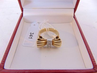 null Knot ring in 18 karat yellow gold set with three diamonds, hallmark, with case,...