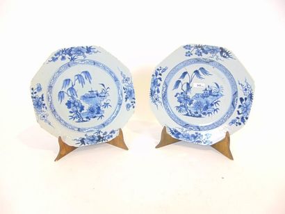 CHINE Paire d'assiettes octogonales à décor en bleu et blanc, compagnies des Indes,...