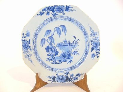 CHINE Paire d'assiettes octogonales à décor en bleu et blanc, compagnies des Indes,...