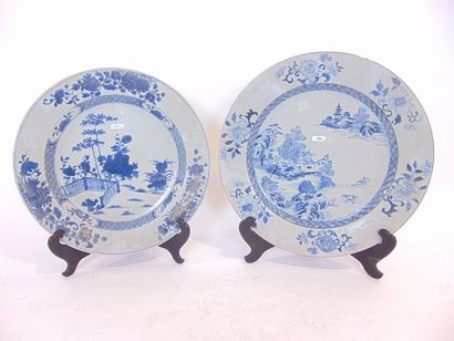 CHINE Deux plats à décor en bleu et blanc (le premier rehaussé d'or), compagnies...